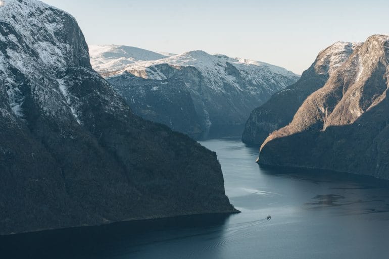 catamaran glissant sur le Nærøyfjord lors d'une croisière