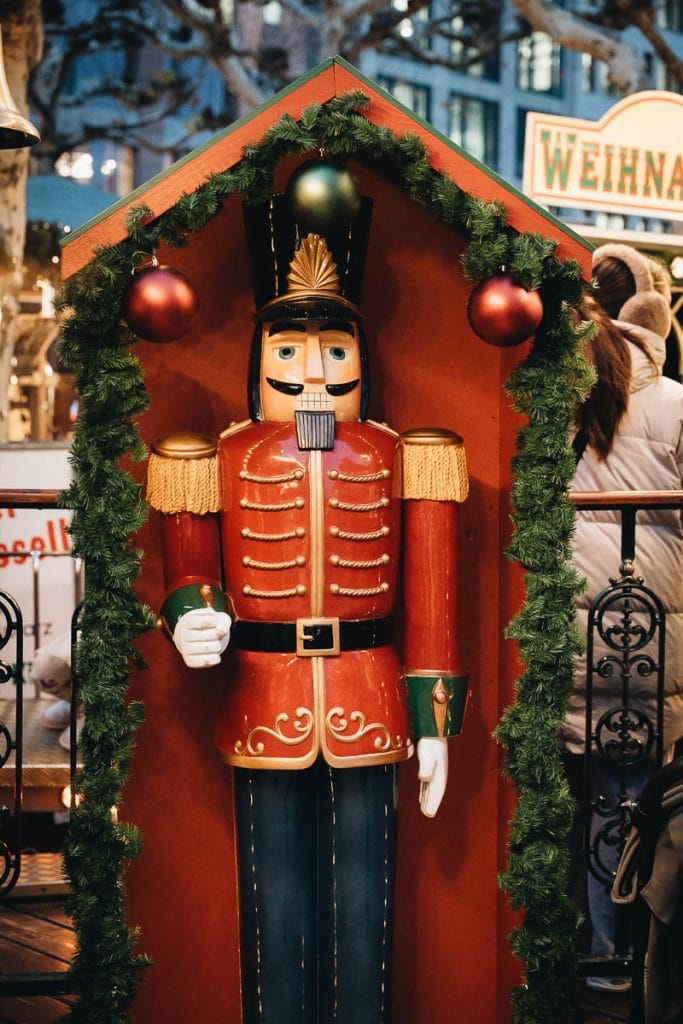 Décorations de Noël artisanales et boules en verre sur un stand à Francfort