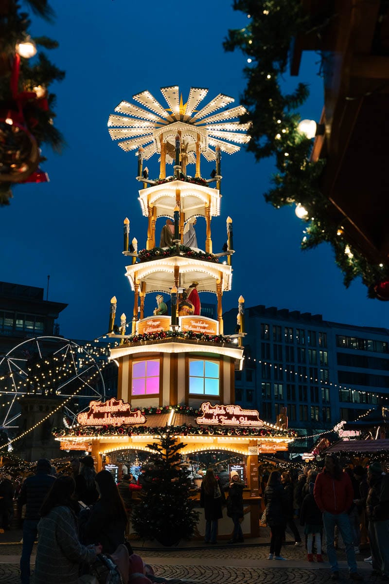 Le marché de Noël sur la place Römerberg illuminée à Francfort en Allemagne