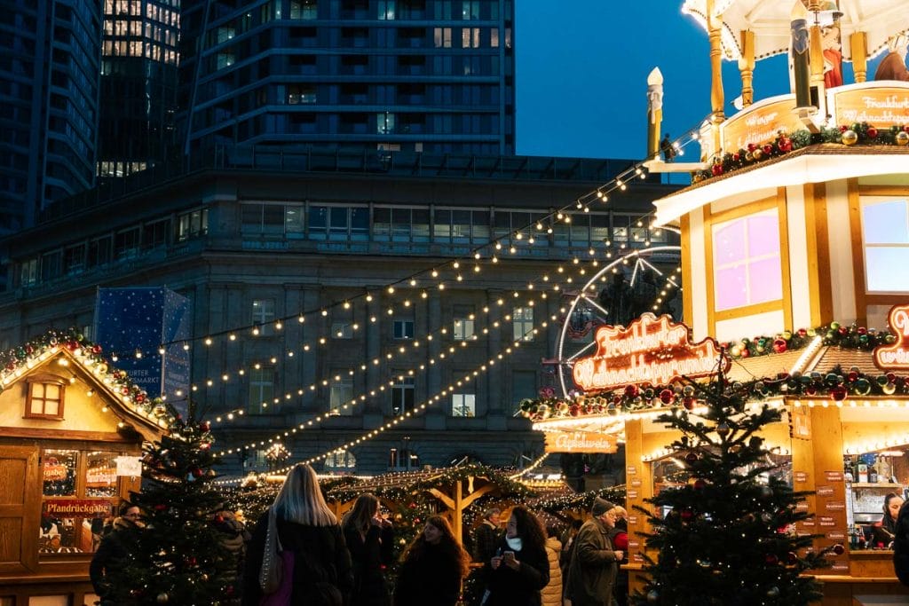 Décorations de Noël artisanales et boules en verre sur un stand à Francfort
