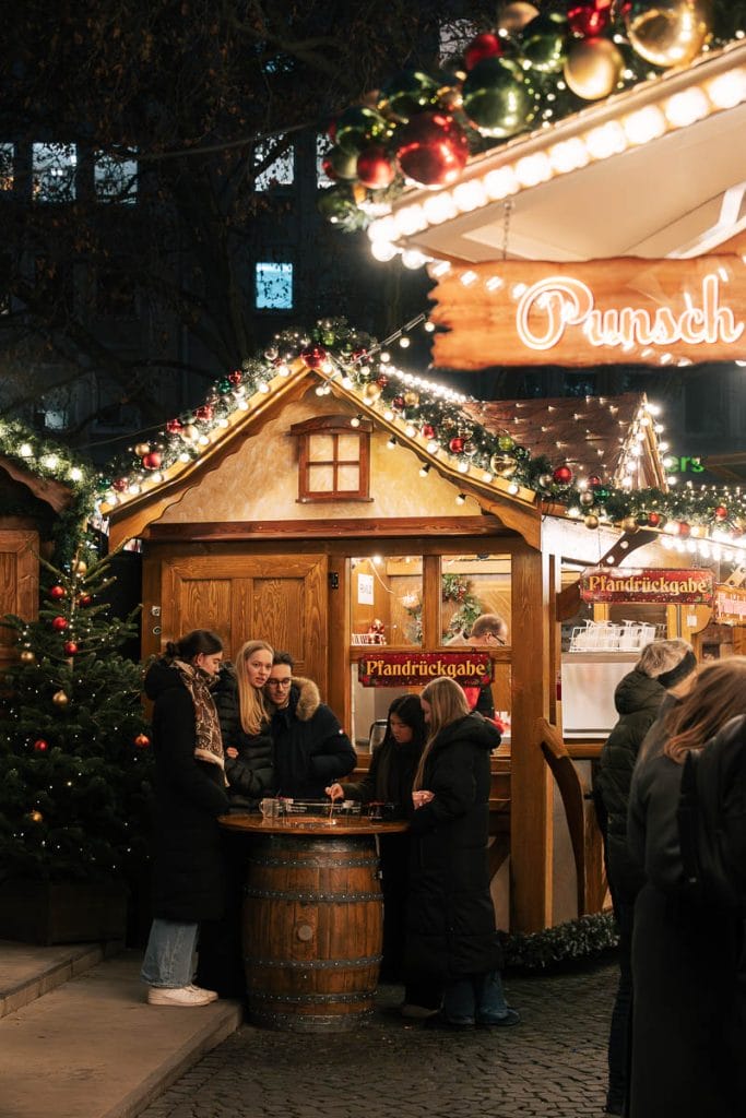 Décorations de Noël artisanales et boules en verre sur un stand à Francfort