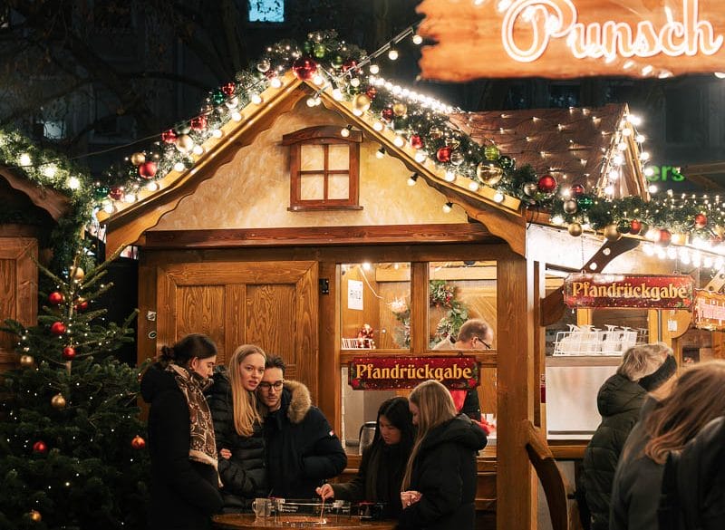 Décorations de Noël artisanales et boules en verre sur un stand à Francfort