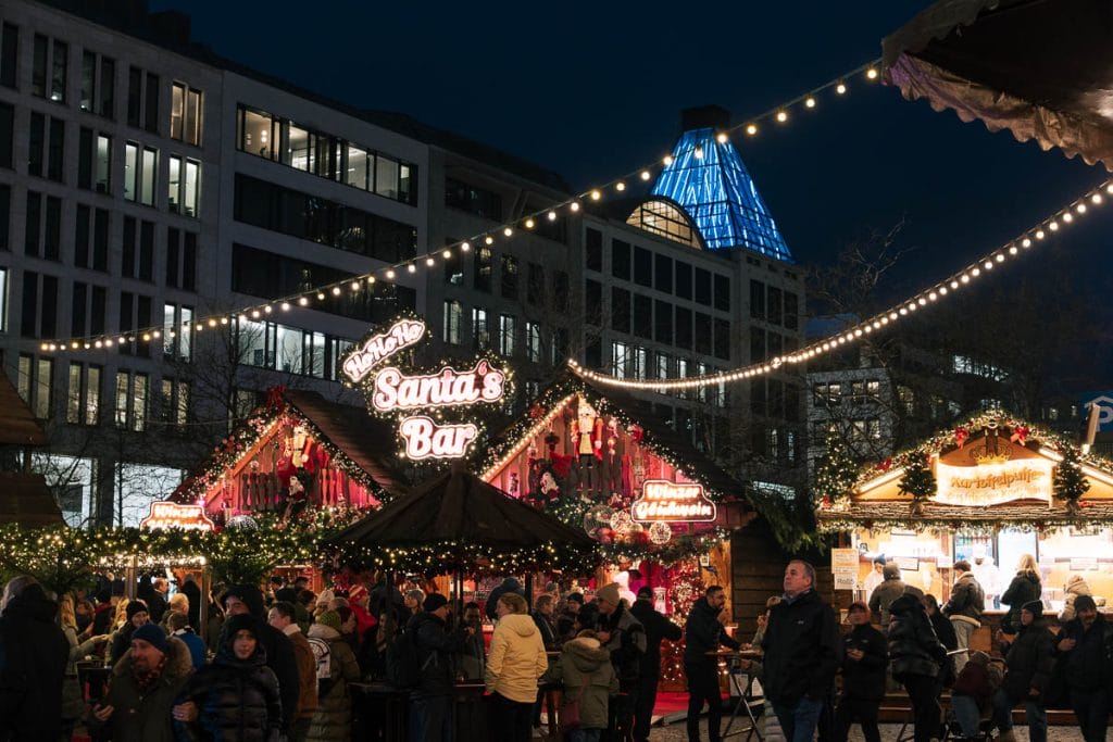 Décorations de Noël artisanales et boules en verre sur un stand à Francfort