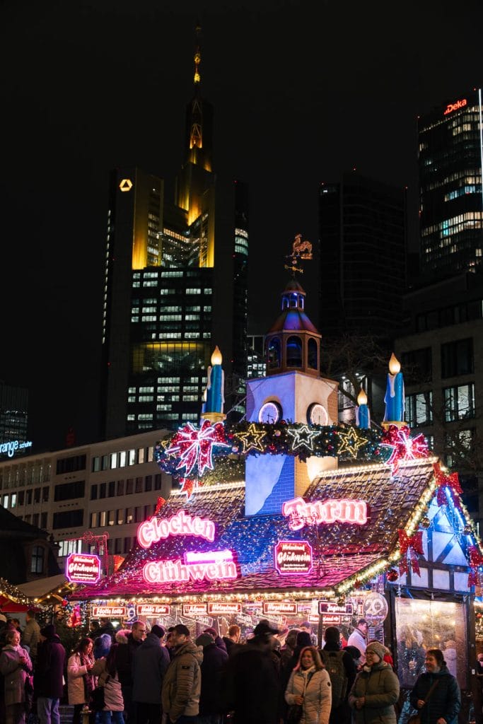 Décorations de Noël artisanales et boules en verre sur un stand à Francfort