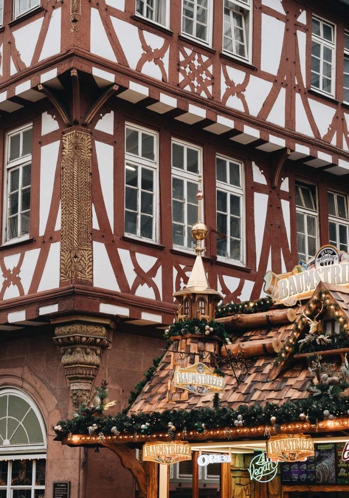 Le marché de Noël sur la place Römerberg illuminée à Francfort en Allemagne