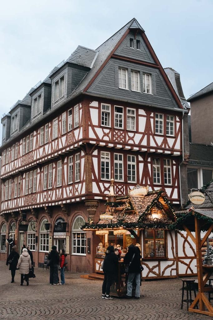 Le marché de Noël sur la place Römerberg illuminée à Francfort en Allemagne
