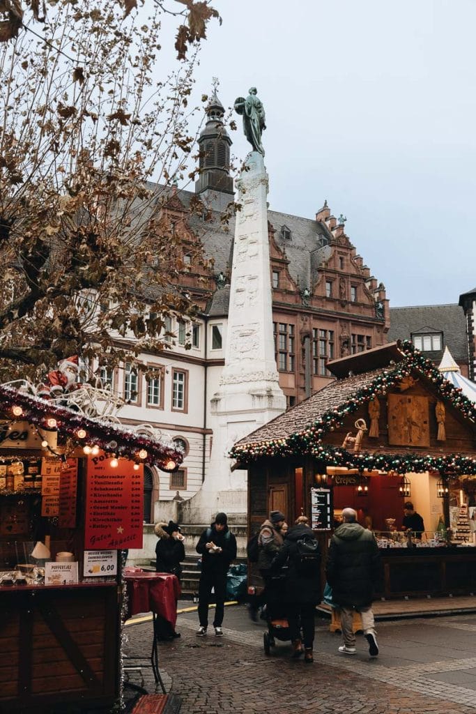 Le marché de Noël sur la place Römerberg illuminée à Francfort en Allemagne