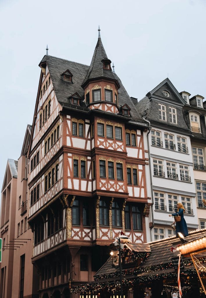 Le marché de Noël sur la place Römerberg illuminée à Francfort en Allemagne