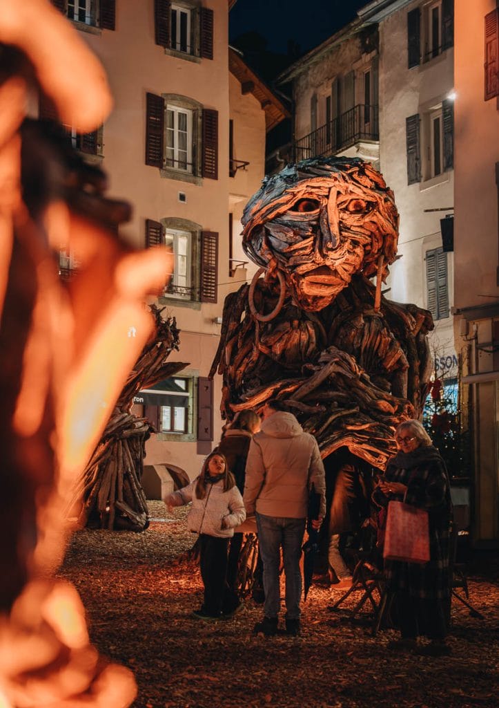 Famille se promène dans le village Flottins et ses sculptures
