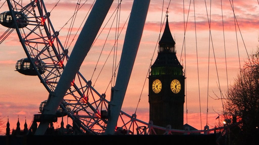 Vue sur London Eye et Big Ben dans le ciel au coucher de soleil