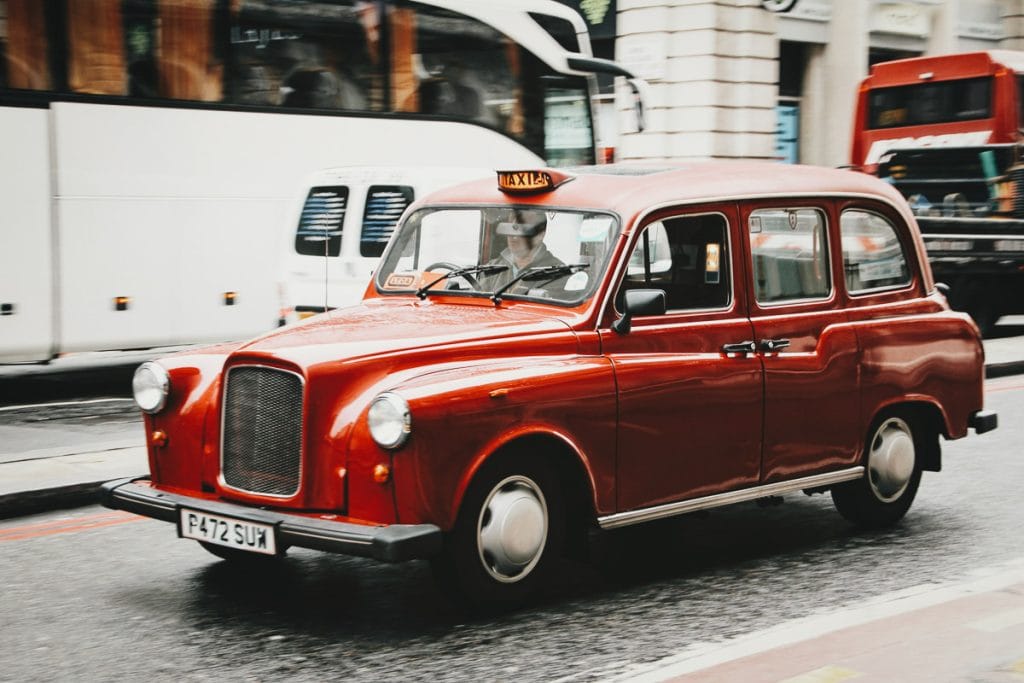 taxi rouge dans les rues de Londres