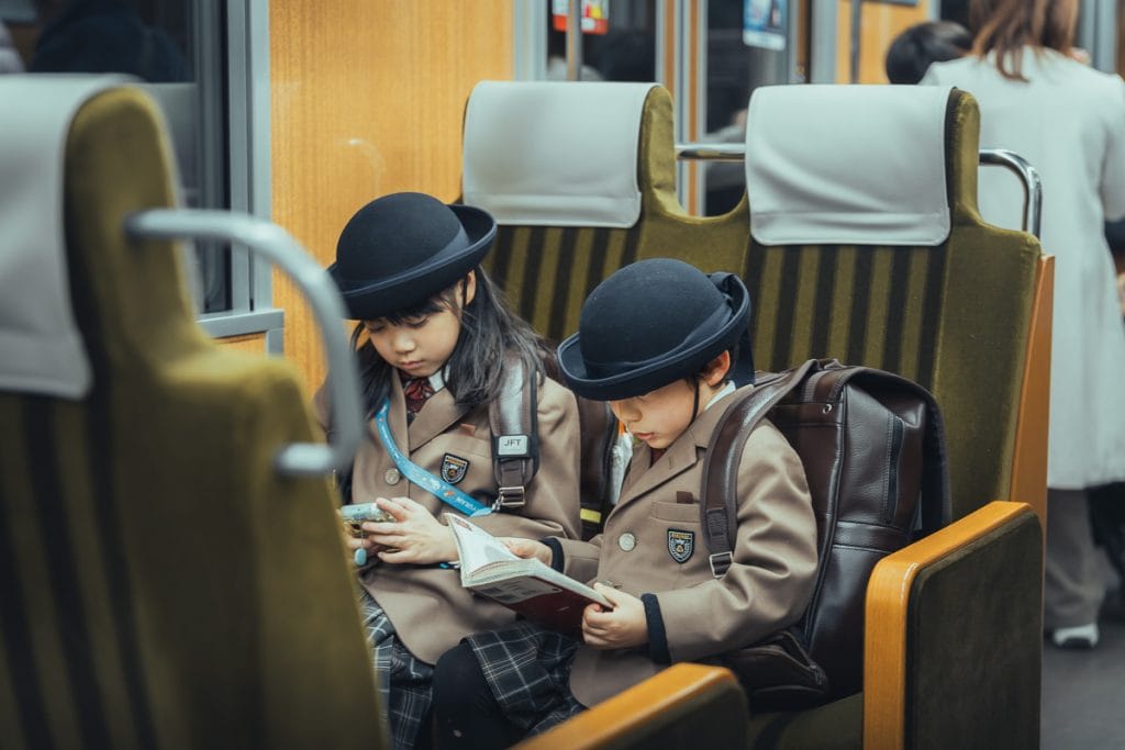 Écoliers assis dans le métro de Kyoto