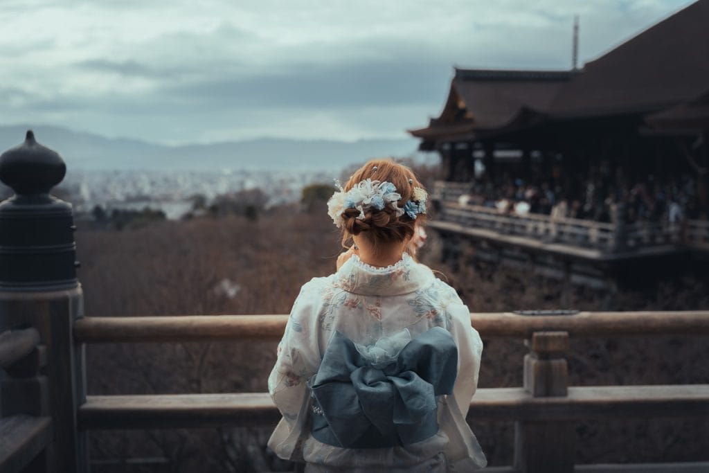 jeune femme habillée en costume traditionnel japonais au temple Kiyomizu-dera
