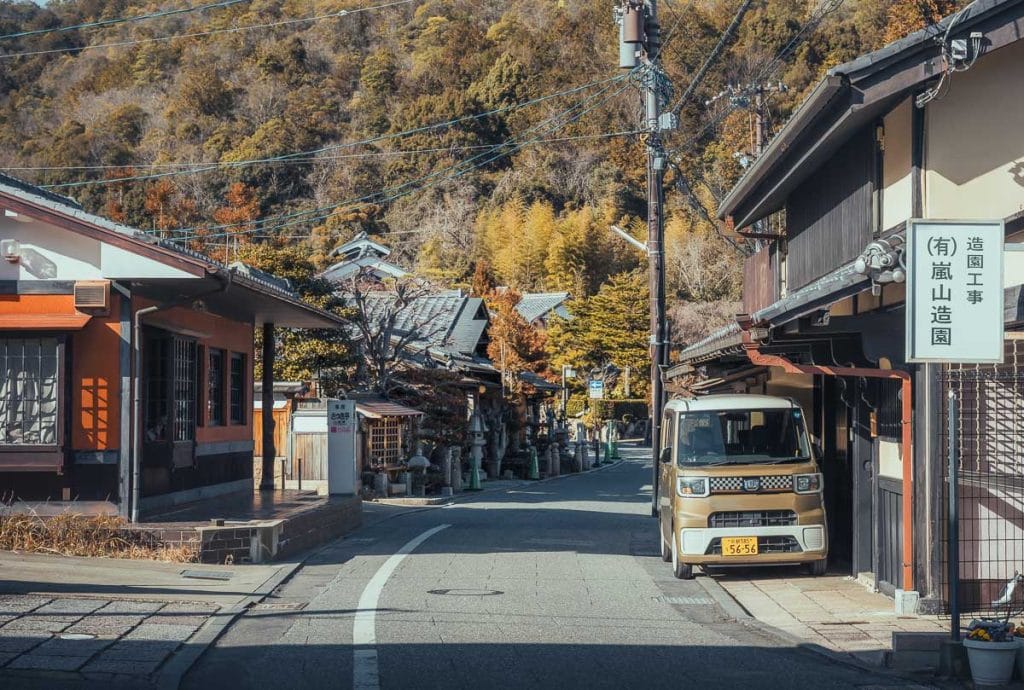 Village japonais dans les montagnes d'Arashiyama à l'ouest de Kyoto