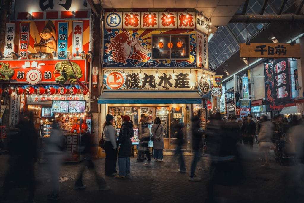 rues animées de Dotonbori la nuit avec les enseignes lumineuses
