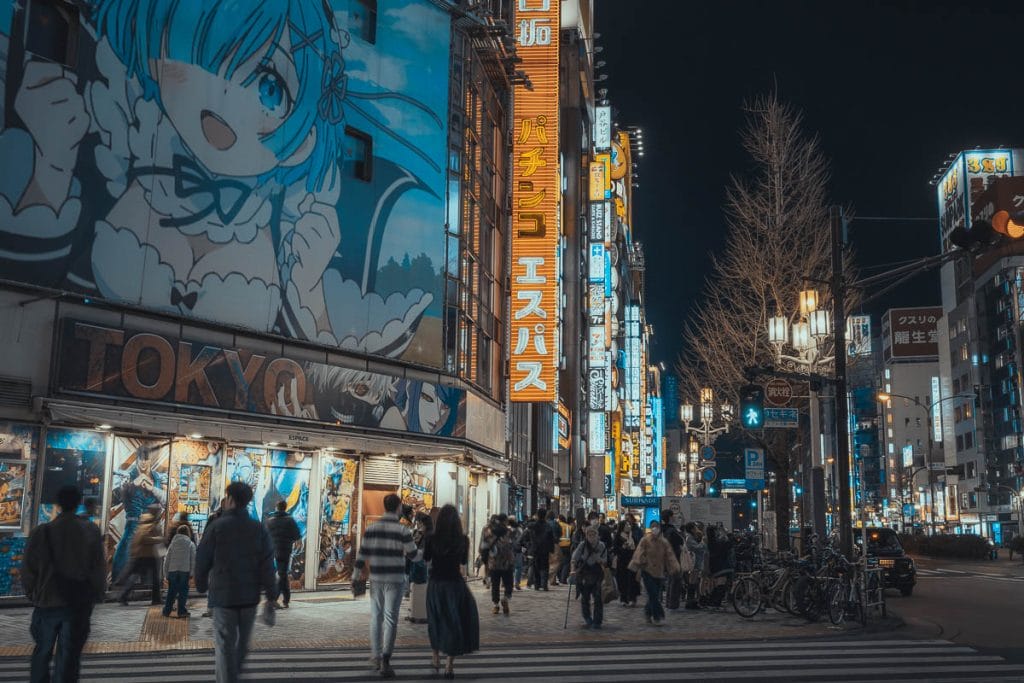 rue de Shibuya la nuit à Tokyo