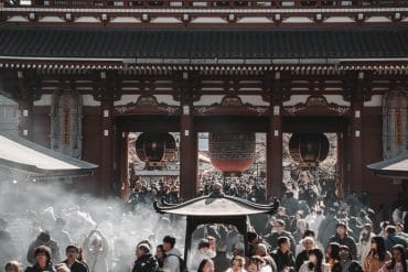 Vue sur la porte principale du temple Senso-ji à Asakusa avec une foule de visiteurs et de la fumée d'encens.