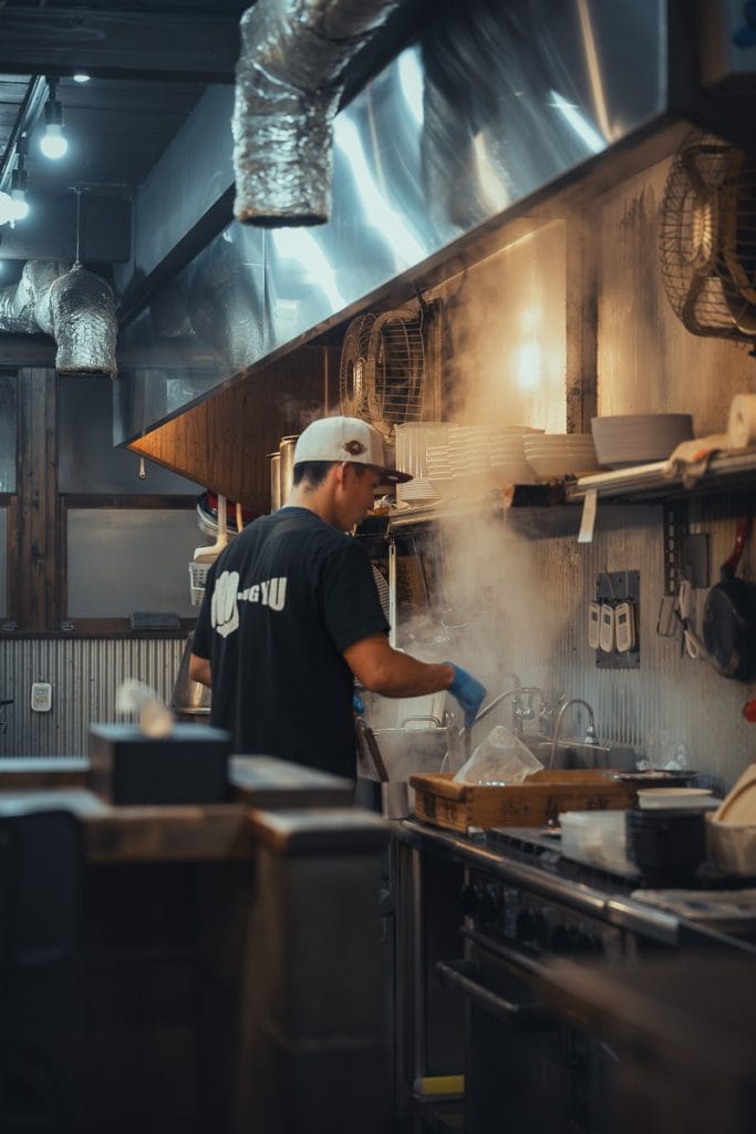 cuisine fumante dans un restaurant de ramens soba de Kyoto