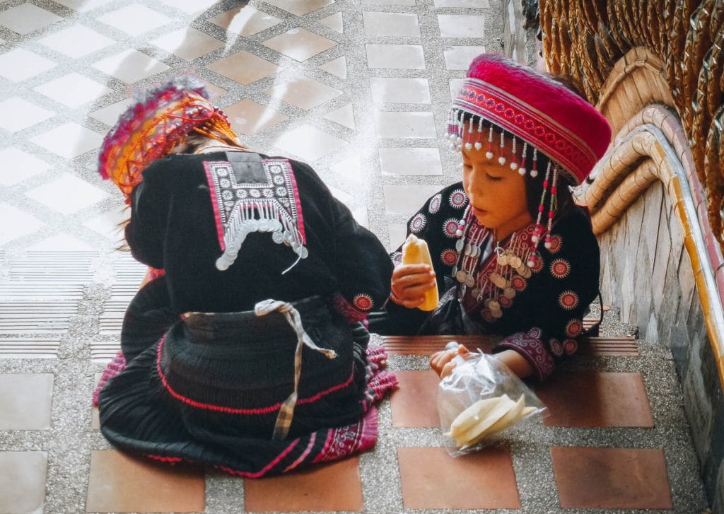 enfants ethnies du Nord thaï sur les marches du Doi Suthep