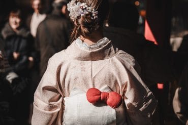 Femme en kimono au temple Senso-ji dans le quartier d'Asakusa à Tokyo