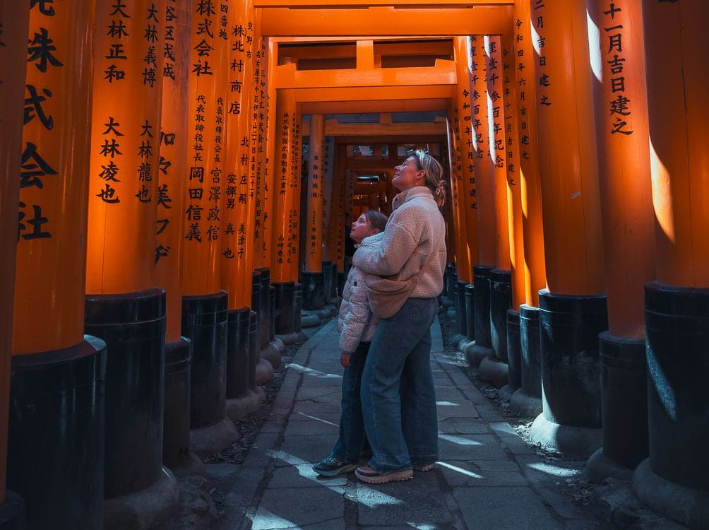 Maman et fille sous les milliers de toriis rouges de Fushimi Inari à Kyoto, lors de notre voyage de 2 semaines au Japon