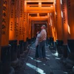 Maman et fille sous les milliers de toriis rouges de Fushimi Inari à Kyoto, lors de notre voyage de 2 semaines au Japon