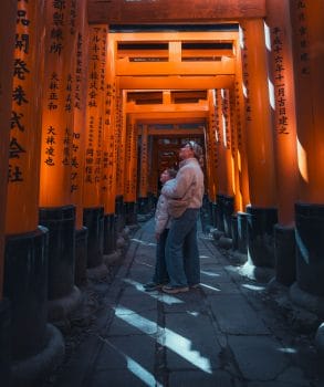 Maman et fille sous les milliers de toriis rouges de Fushimi Inari à Kyoto, lors de notre voyage de 2 semaines au Japon