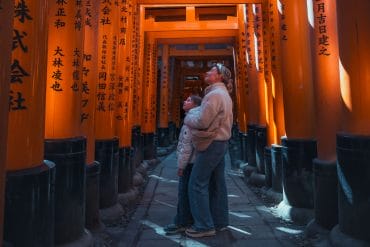 Maman et fille sous les milliers de toriis rouges de Fushimi Inari à Kyoto, lors de notre voyage de 2 semaines au Japon