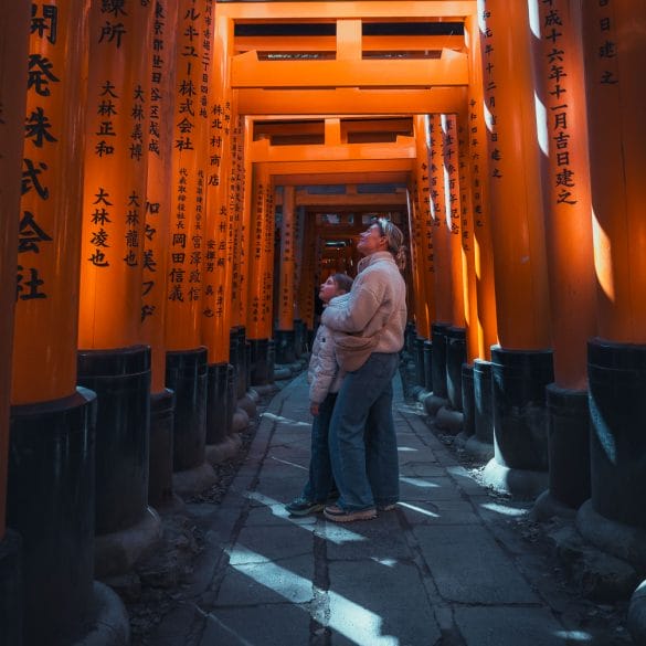 Maman et fille sous les milliers de toriis rouges de Fushimi Inari à Kyoto, lors de notre voyage de 2 semaines au Japon
