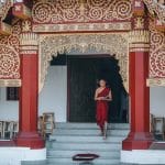 moine descendant les marches d'un temple en thailande