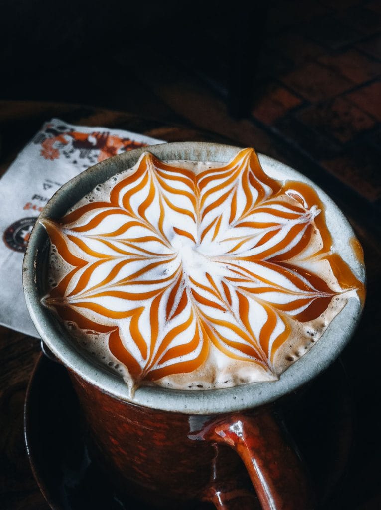 Vendeuse de fleurs de lotus sur le marché de Chiang mai