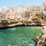 maisons blanches accrochées à la falaise à Polignano a Mare