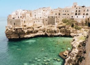 maisons blanches accrochées à la falaise à Polignano a Mare