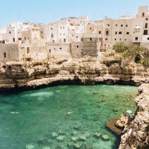 maisons blanches accrochées à la falaise à Polignano a Mare