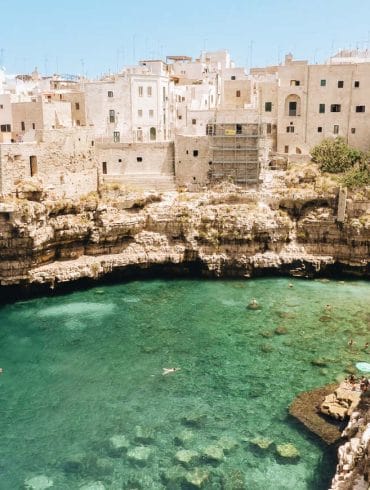 maisons blanches accrochées à la falaise à Polignano a Mare