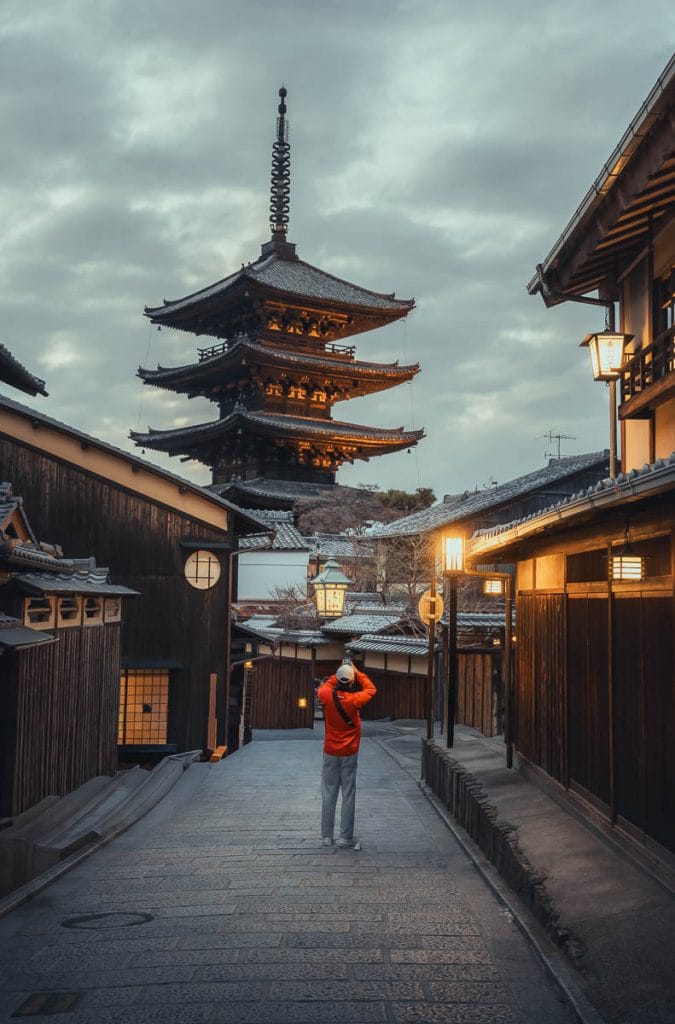 homme photographiant la pagode Yasaka dans le quartier Higashiyama de Kyoto