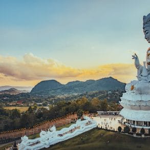 Vue panoramique sur l'immense statue de Guan Yin du Wat Huay Pla Kang à Chiang Rai, un incontournable de la Thaïlande du Nord au crépuscule.