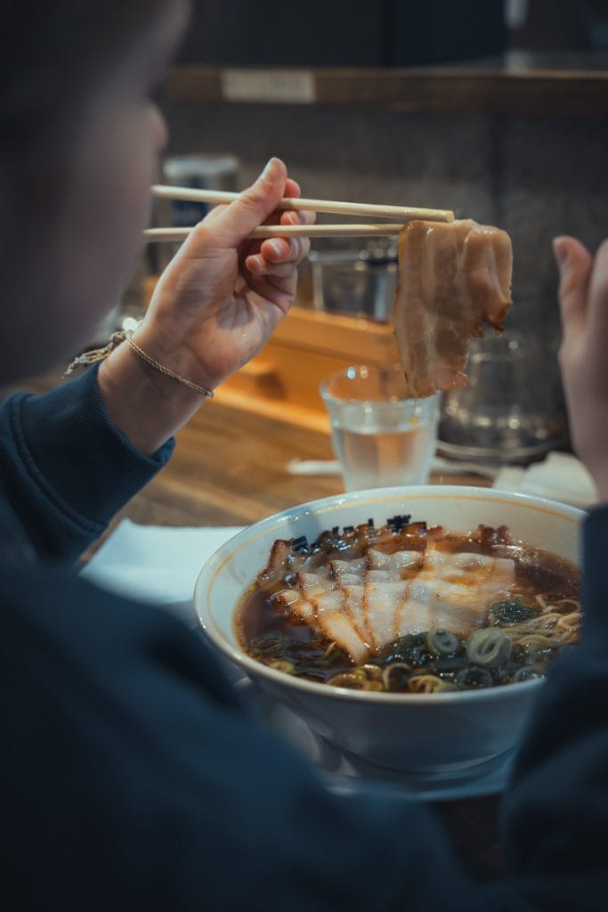 famille dégustant un plat japonais de ramens à Kyoto