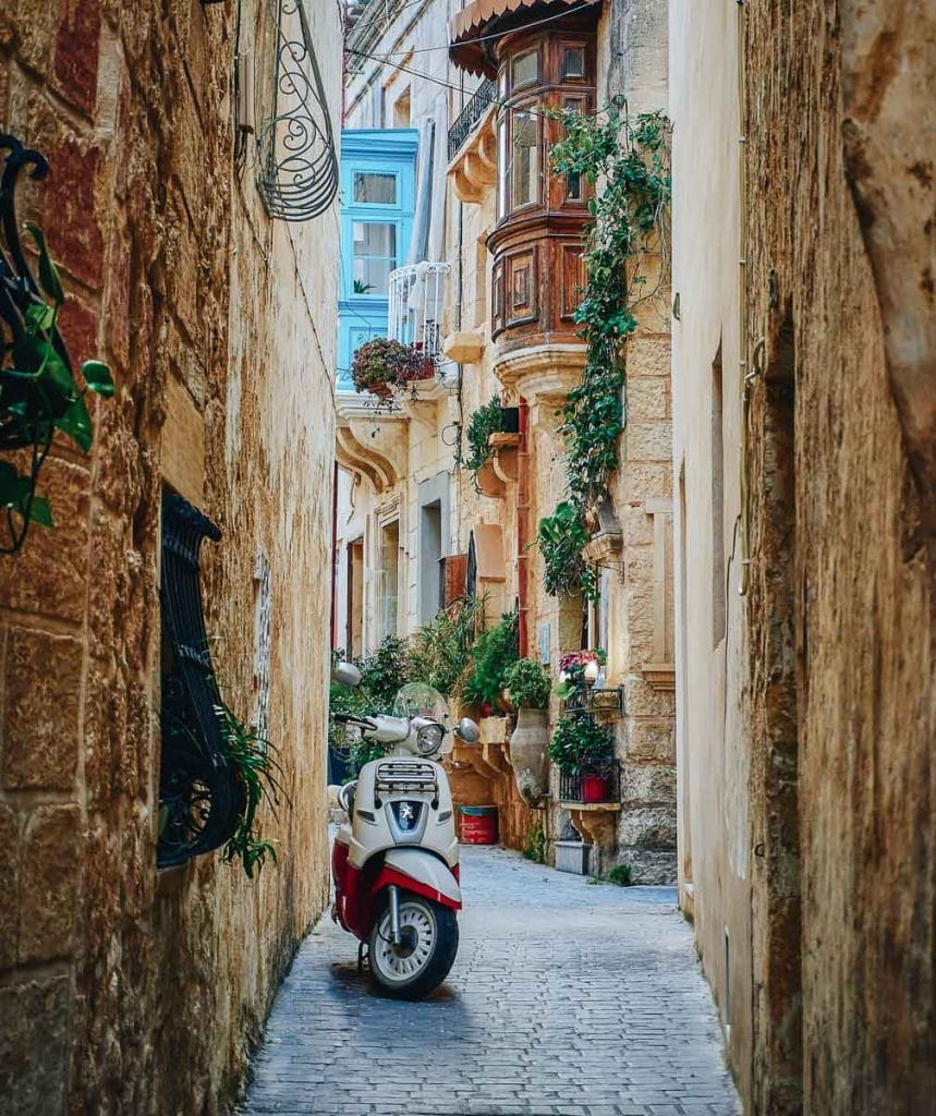 labyrinthe de ruelles dans le quartier de Bari Vecchia