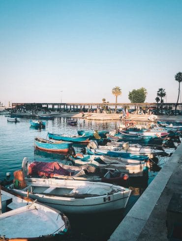 port de Bari au coucher du soleil avec bateaux colorés de pêcheurs
