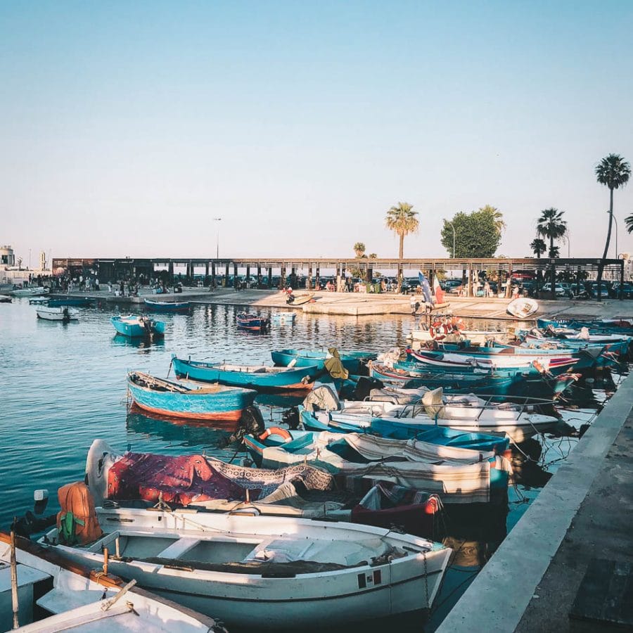 port de Bari au coucher du soleil avec bateaux colorés de pêcheurs