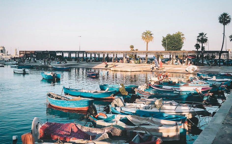 port de Bari au coucher du soleil avec bateaux colorés de pêcheurs