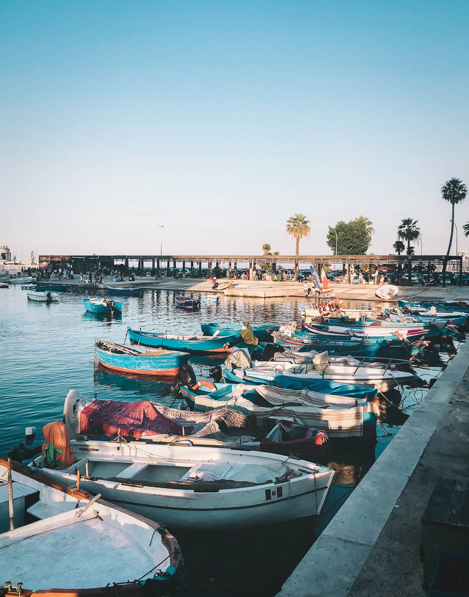 port de Bari au coucher du soleil avec bateaux colorés de pêcheurs