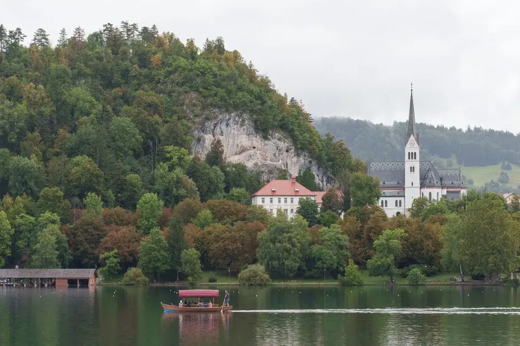 Pletna traditionnelle Pletna naviguant sur les eaux calmes du lac de Bled