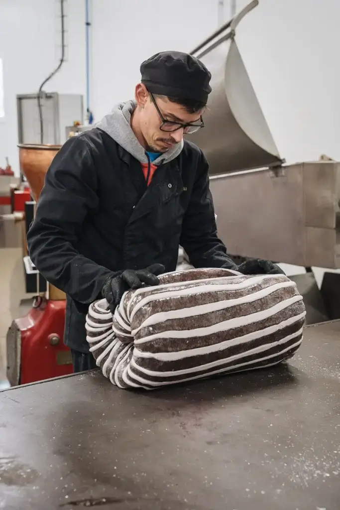 Berlingot de Carpentras géant rayé avant la découpe, savoir-faire artisanal de la Confiserie 1844