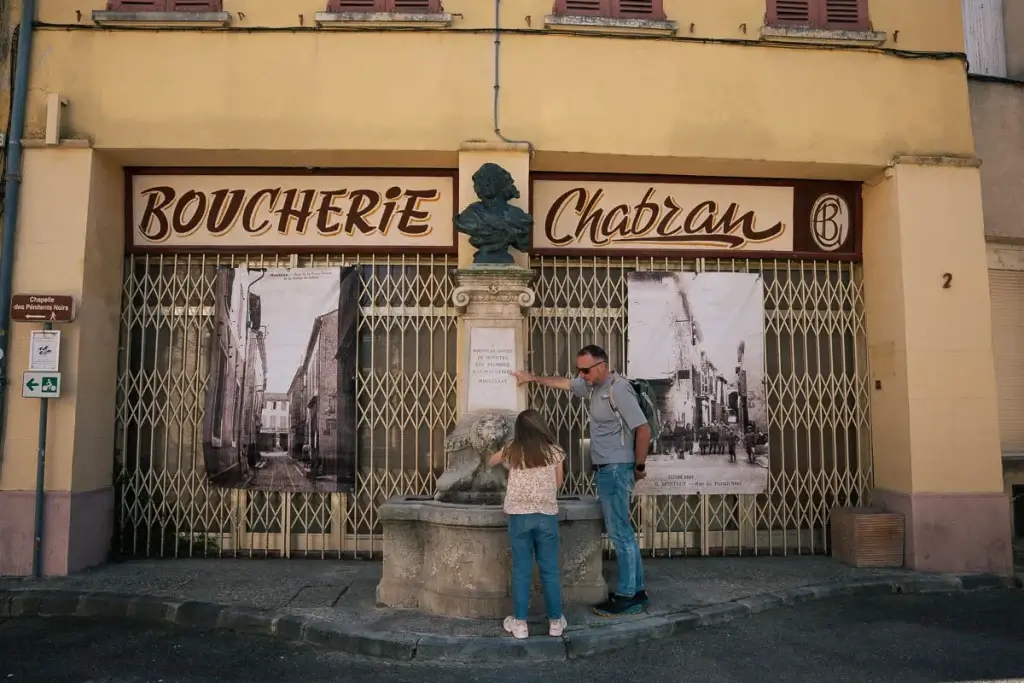 Devant l'ancienne Boucherie Chabran, une étape du jeu de piste dans le centre historique de Monteux