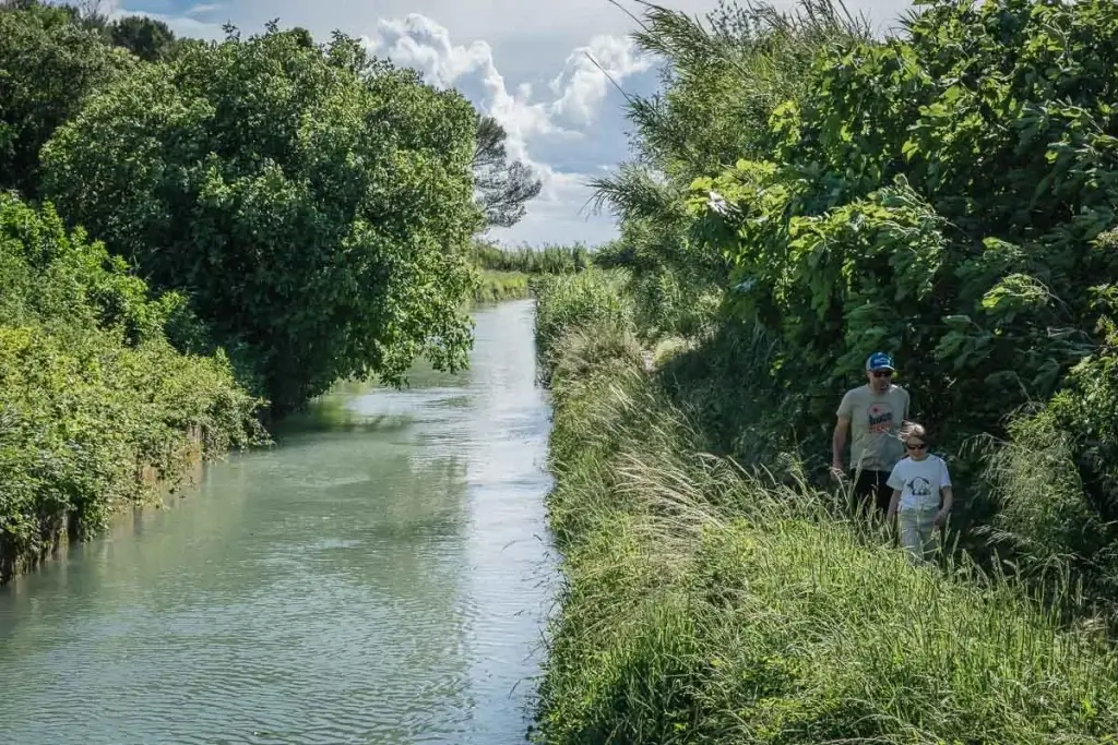 Balade en famille le long du sentier du Canal de Carpentras à Pernes-les-Fontaines
