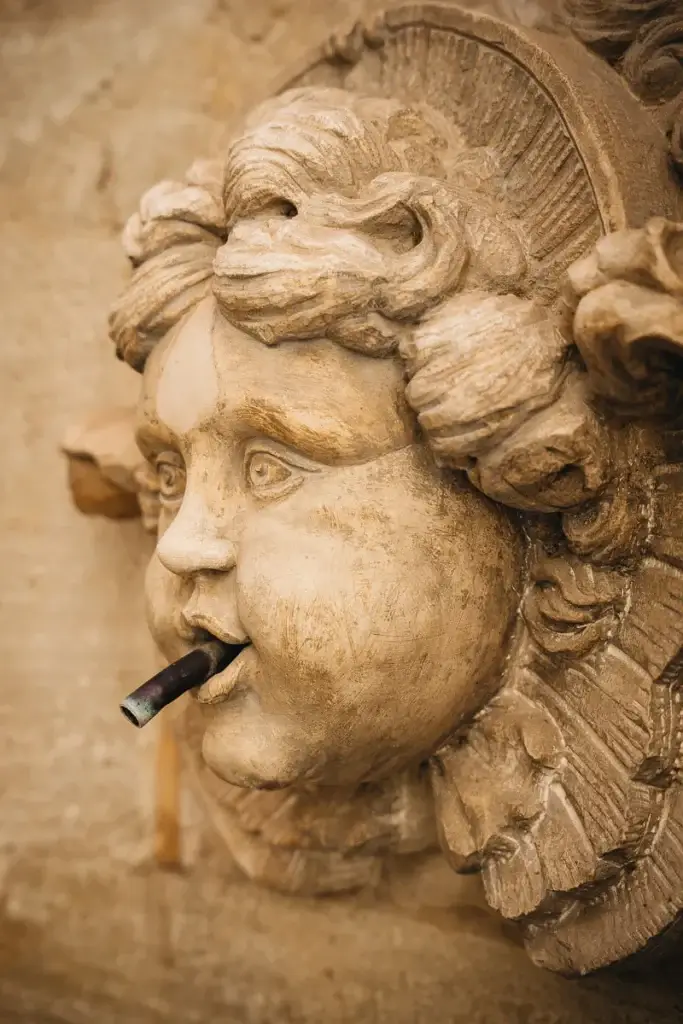 Détail d'une des 41 fontaines sculptées de Pernes-les-Fontaines, patrimoine provençal exceptionnel