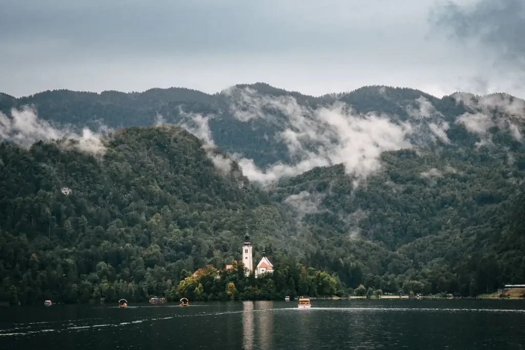 L'île emblématique du lac de Bled entourée de montagnes et de brume mystique