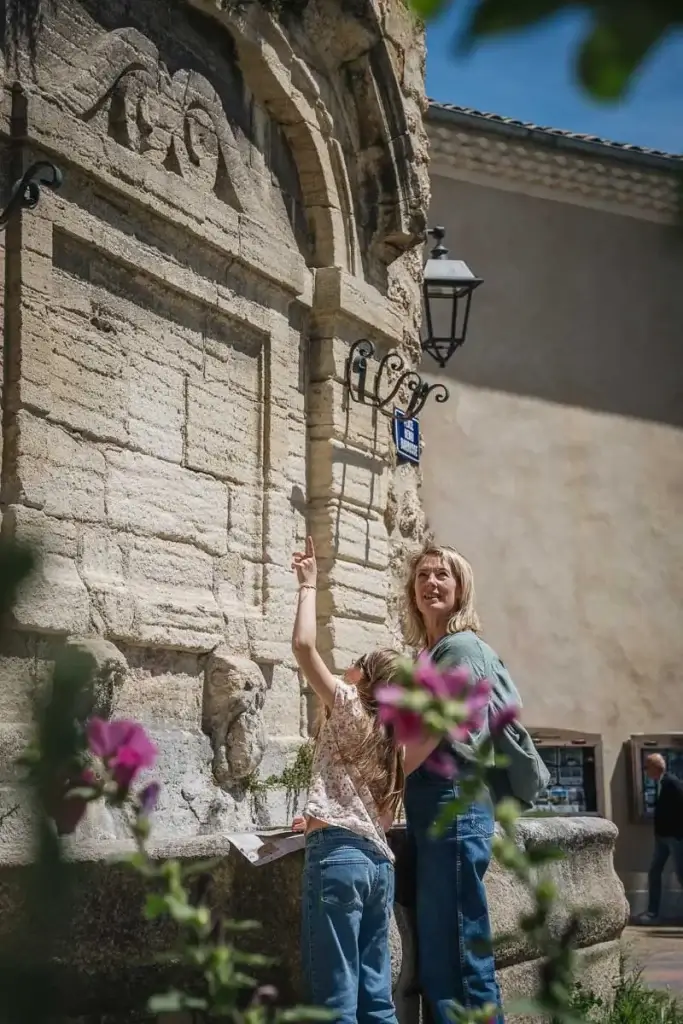 Jeu de piste « Intrigue dans la ville » dans le centre historique de Pernes-les-Fontaines en famille